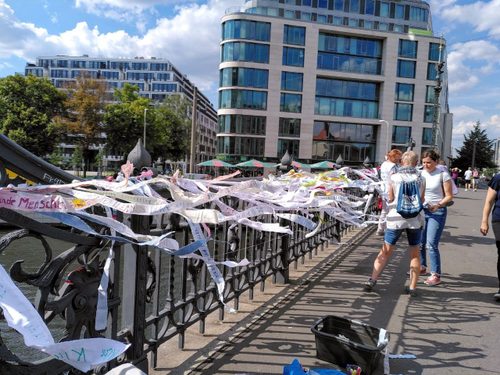 Liebesbrücke mit Klimabändern in Berlin